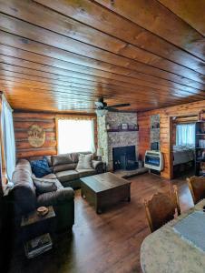 Ruang duduk di Cozy Cub Log Cabin - Year Round Tranquil Beauty