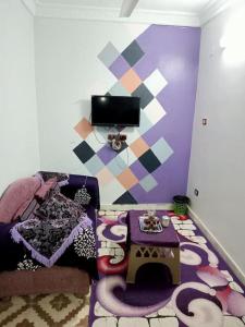 - un salon avec un canapé et une table dans l'établissement El manzel, à Assouan