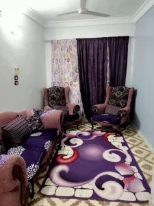 - un salon avec un canapé et un grand tapis dans l'établissement El manzel, à Assouan