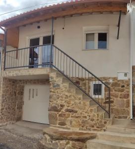 Casa de piedra con escalera y balcón en CASA MIRANDA, en Ourense