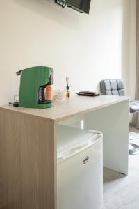 una macchinetta del caffè seduta sopra una scrivania di Case Billeci Casa Verde a Palermo