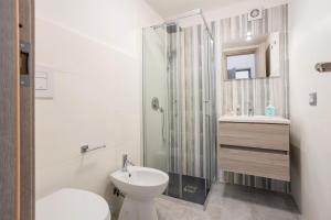 un bagno con doccia, WC e lavandino di Case Billeci Casa Verde a Palermo