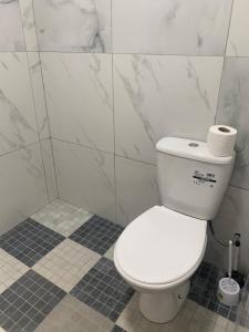 łazienka z toaletą i 2 rolkami papieru toaletowego w obiekcie Goodmayes Park Home w mieście Goodmayes