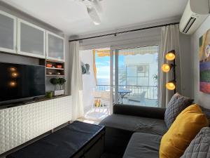 salon z kanapą i widokiem na ocean w obiekcie Acapulco Playa 302 Apartments Casasol w mieście Nerja