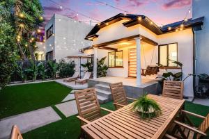 a backyard with a table and chairs and a house at Private Gated 3 BD - 3 BR Modern Home in Los Angeles