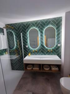 baño con lavabo y 2 espejos en Apartamento Figueres Plaza Cataluña en Figueres