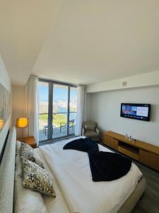 um quarto com uma cama grande e uma televisão na parede em Lovely 1 Bedroom & 1 Bath Kitchen Balcony 18 Floor em Hallandale Beach