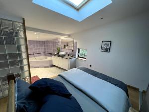 Ένα ή περισσότερα κρεβάτια σε δωμάτιο στο Maison de ville