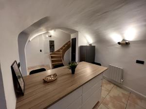 - une cuisine avec un comptoir en bois dans l'établissement Maison de ville, à Châteauneuf-du-Rhône