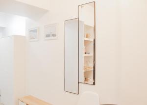 un espejo colgado en una pared en una habitación en Modern Oasis*Heart of City*Fast Wi-Fi/Netflix WFH en Iloílo