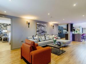 sala de estar con sofá, 2 sillas y mesa en 3 Bed in Mundesley 86635 en Mundesley