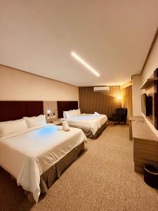 的住宿－Hotel Juniotel，酒店客房设有两张床和一台平面电视。