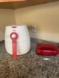 a kitchen appliance with a red ribbon on a counter at Refúgio Aconchegante e Espaçoso in Araguaína
