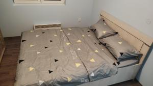 Ένα ή περισσότερα κρεβάτια σε δωμάτιο στο Kucerak u Sremu