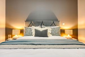 a bedroom with a large bed with two lamps at Casa dos Anjos, a Home in Madeira in Faial