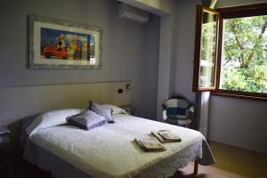 ein Schlafzimmer mit einem Bett mit zwei Handtüchern darauf in der Unterkunft Podere Saranna in Pescia