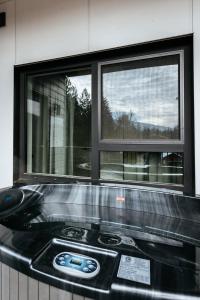 vistas a una cocina con ventana en Revelstoke Alpine Retreat - RARE One-Bedroom Condo, en Revelstoke