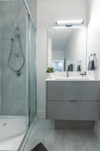 y baño con lavabo y ducha. en Revelstoke Alpine Retreat - RARE One-Bedroom Condo en Revelstoke