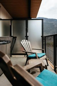 un par de sillas en un balcón con vistas en Revelstoke Alpine Retreat - RARE One-Bedroom Condo en Revelstoke