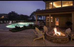 ein Hinterhof mit einer Feuerstelle und einem Swimmingpool in der Unterkunft Seascape Resort Aptos, Capitola, Santa Cruz in Aptos