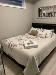 a bedroom with a bed with two towels on it at Niagara Getaway across Fallsview in Niagara Falls