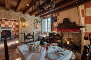 comedor con mesa y chimenea en Casaforte La Bastide, en Ferrara