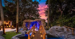 Κήπος έξω από το Miami's Exclusive Lagoon Villa