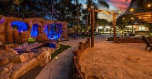 Κήπος έξω από το Miami's Exclusive Lagoon Villa