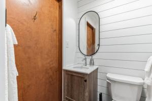 ein Bad mit einem Waschbecken und einem Spiegel in der Unterkunft Overlook Brandywine Valley 