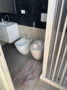 a bathroom with a toilet and a bidet and a sink at Gargano Home in Vieste
