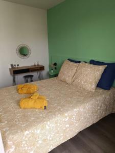 a bedroom with a bed with yellow towels on it at Appartement avec vue sur le lac in Lognes