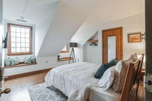 Habitación blanca con cama y ventana en Charming Studio in Thornton PA, 