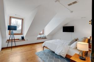 1 dormitorio blanco con 1 cama y TV en Historic Thornton Studio Retreat, 
