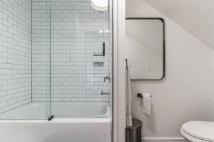 baño con ducha y puerta de cristal en Historic Thornton Studio Retreat, 