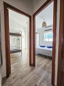 - une vue sur une chambre avec un lit et un miroir dans l'établissement Casa Albufeira, à Albufeira