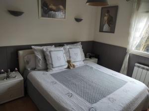 Un pat sau paturi într-o cameră la Villa d'exception avec Piscine