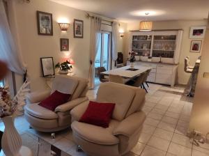 維勒班特的住宿－Villa d'exception avec Piscine，客厅配有两把椅子和一张桌子
