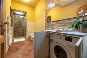 eine Waschküche mit Waschmaschine und Trockner im Bad in der Unterkunft Podere Saranna in Pescia