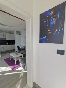una sala de estar con una gran pintura en la pared en Holiday Apartment Lira jacuzzi - sea view- terrace en Mlini