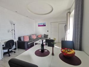 una sala de estar con una mesa con un bol de fruta. en Holiday Apartment Lira jacuzzi - sea view- terrace en Mlini