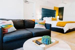 una sala de estar con un sofá y una cama en The Vinyl at Music Row, en Nashville