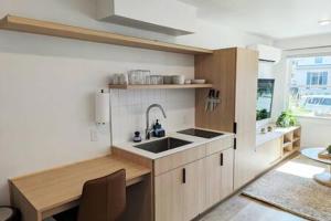 una cocina con fregadero y encimera en The Vinyl at Music Row, en Nashville 11 fotos más