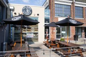 dos mesas y sombrillas frente a un edificio en The Vinyl at Music Row, en Nashville