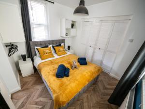 Un dormitorio con una cama con dos almohadas y un animal de peluche. en Seaside Retreat: Luxury 1-bed, Free Parking, en Portsmouth