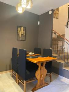 uma sala de jantar com uma mesa de madeira e cadeiras em Casa Sobrestany L’Estartit em L'Estartit