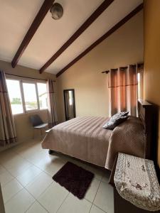 a bedroom with a large bed and a window at Hermosa y cómoda casa en Cochabamba in Cochabamba