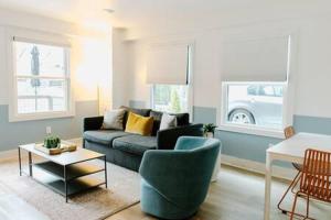 ein Wohnzimmer mit Sofa und Tisch in der Unterkunft The Vinyl at Music Row in Nashville