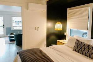 ein Schlafzimmer mit einem Bett, einer Lampe und einem Sofa in der Unterkunft The Vinyl at Music Row in Nashville