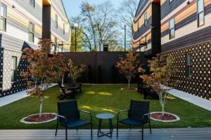 einen Innenhof mit Stühlen und Tischen in einem Gebäude in der Unterkunft The Vinyl at Music Row in Nashville