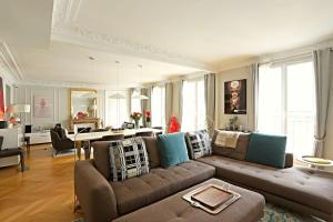 ein Wohnzimmer mit einem Sofa und einem Tisch in der Unterkunft Luxurious Flat Place Vendome in Paris